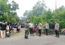 Kapolsek Ngunut, Bersama Puluhan Warga PSHT Gelar Bakti Sosial Bersihkan Makam