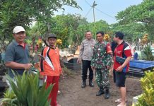 Jelang Ramadan, Kades Boro Gandeng Berbagai Elemen Adakan Giat Sosial Bersihkan Makam