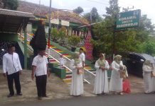 Berkah Ramadan, Koramil Pagerwojo Berbagi Takjil Dan Sembako Kepada Warga