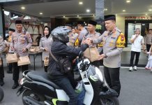Polres Tulungagung Bersama Kodim 0807 Tulungagung, Bagi Takjil Kepada Warga Untuk Merajut Kebersamaan