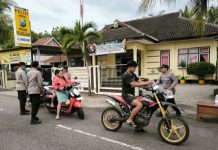 Berbagi Berkah, Kapolsek Pucanglaban Beserta Anggota Bagikan Takjil Kepada Pengguna Jalan