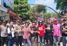 Panas Terik Tak Surutkan Aksi 212 Di Kediri, Soroti Dugaan Jual Beli Jabatan Perangkat Desa