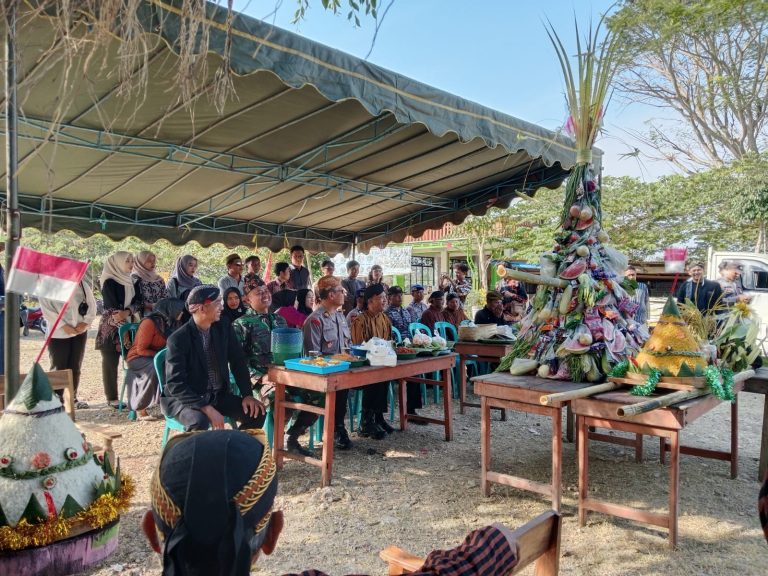 Ritual Sedekah Bumi Larung Sesaji Di Pantai Kedung Tumpang, Pemdes Pucanglaban Lestarikan Budaya Leluhur