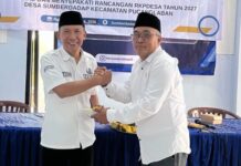 Di Tengah Musrenbang Desa, Camat Pucanglaban Beri Kejutan Ulang Tahun Untuk Kepala Desa Sumberdadap